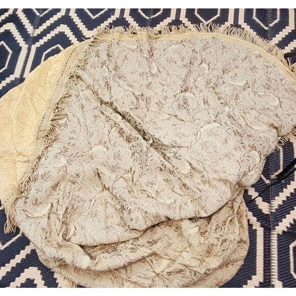 Vintage gold woven damask tablecloth - Picture 6 of 7